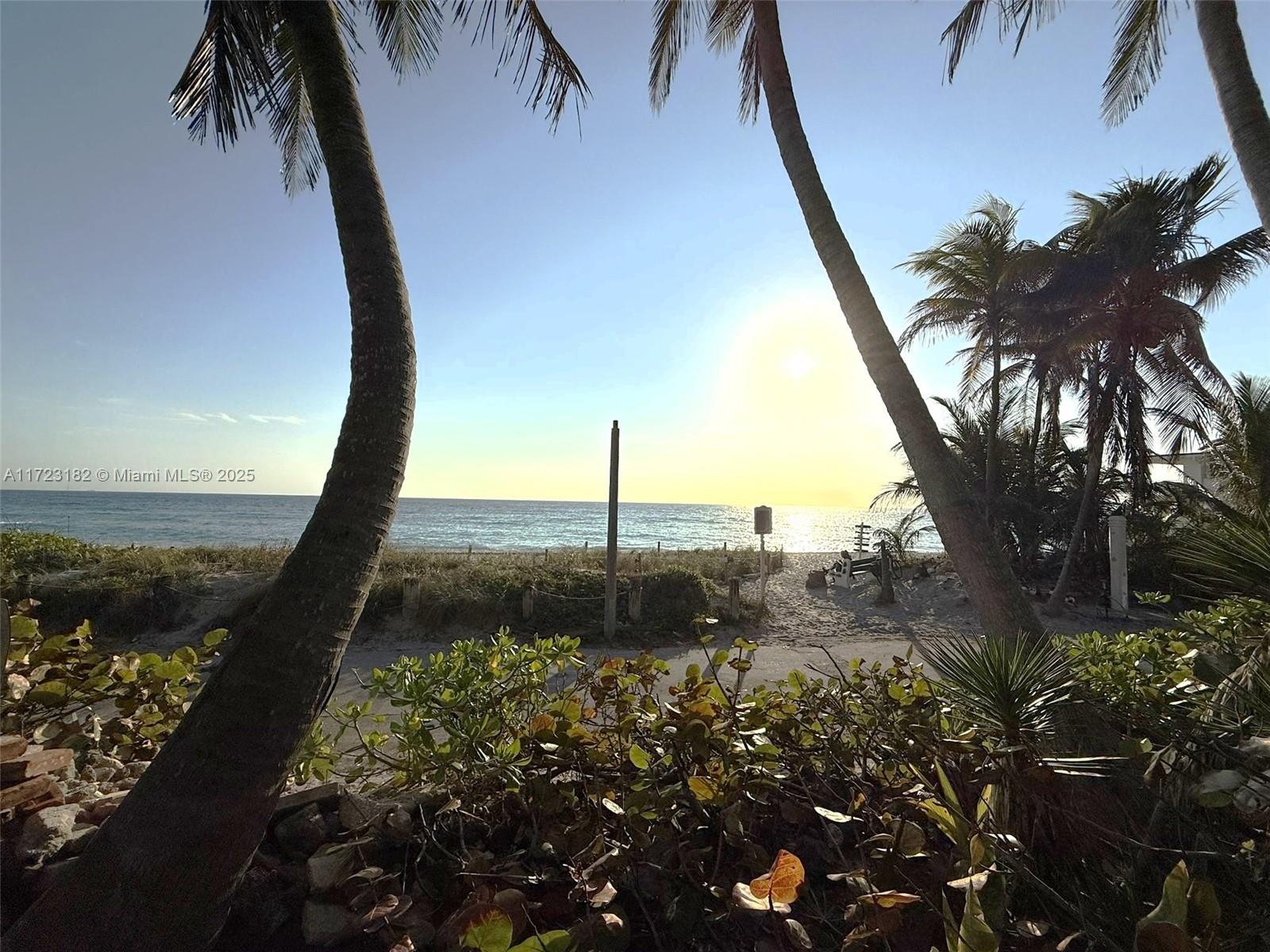 Hollywood Central Beach - Land