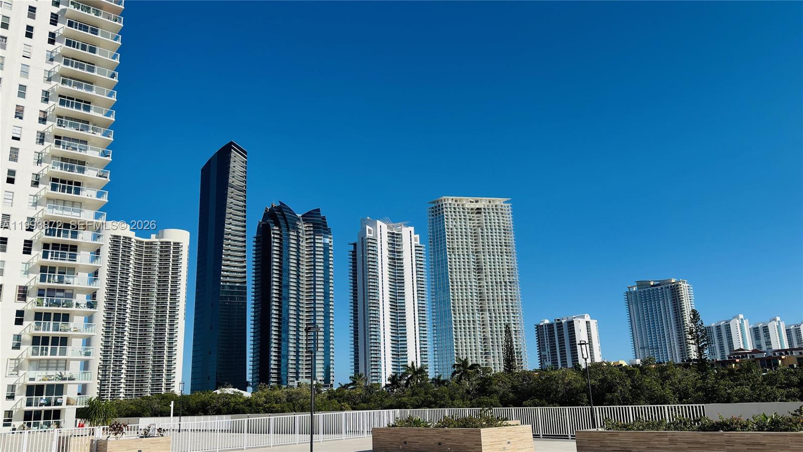 WINSTON TOWER 300 CONDO - Residential