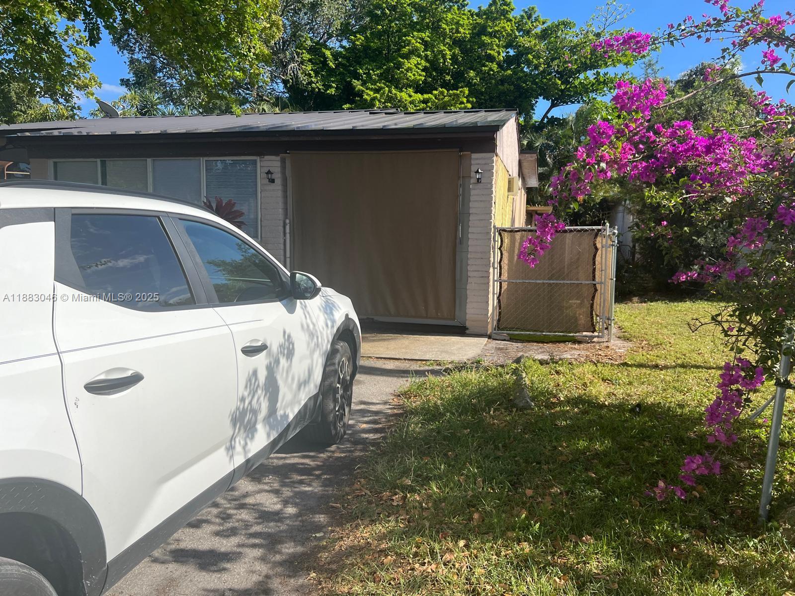 HOLLYWOOD LITTLE RANCHES - Residential