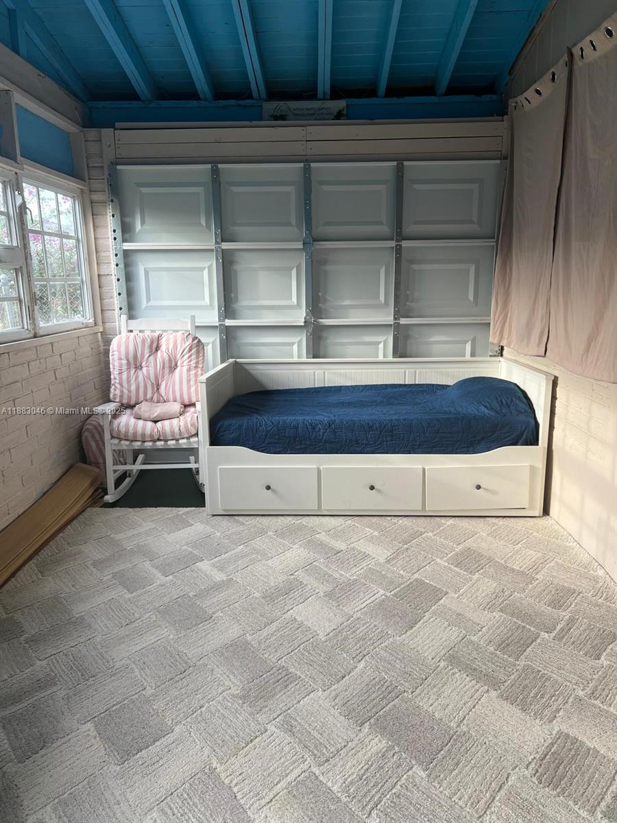 HOLLYWOOD LITTLE RANCHES - Residential