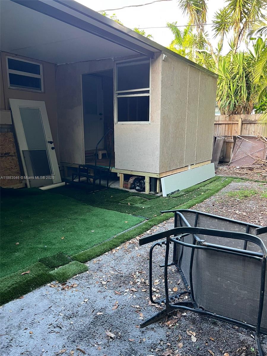 HOLLYWOOD LITTLE RANCHES - Residential