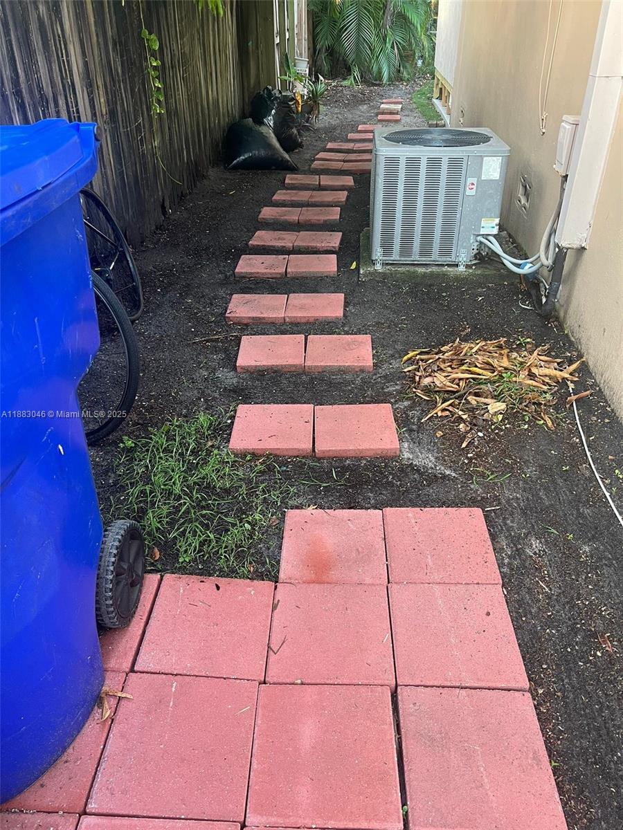 HOLLYWOOD LITTLE RANCHES - Residential