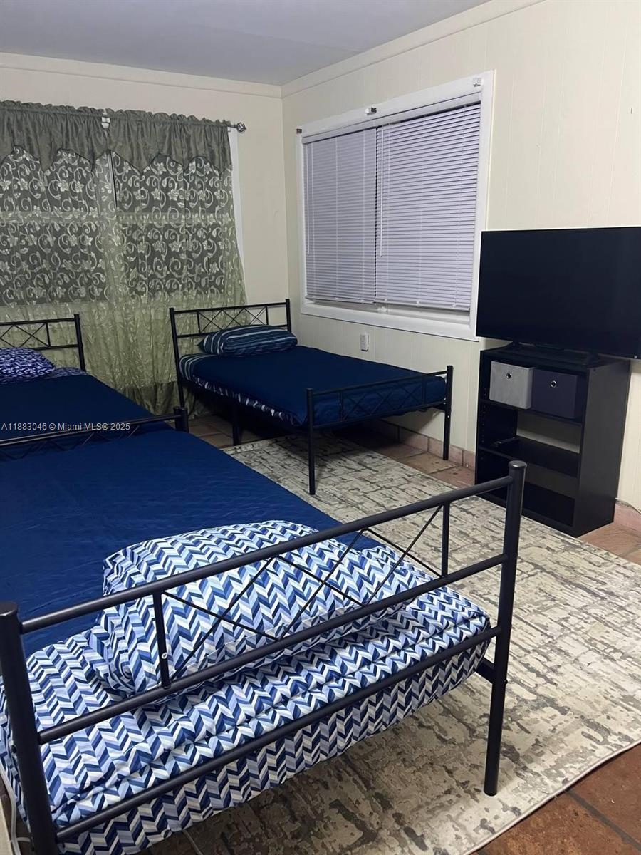 HOLLYWOOD LITTLE RANCHES - Residential