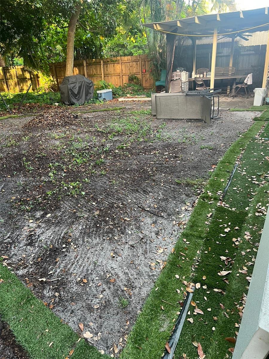 HOLLYWOOD LITTLE RANCHES - Residential