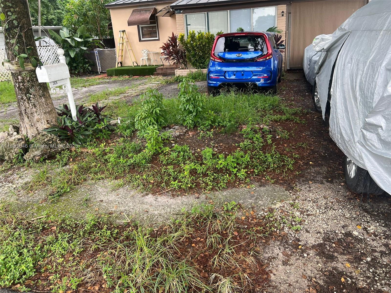 HOLLYWOOD LITTLE RANCHES - Residential