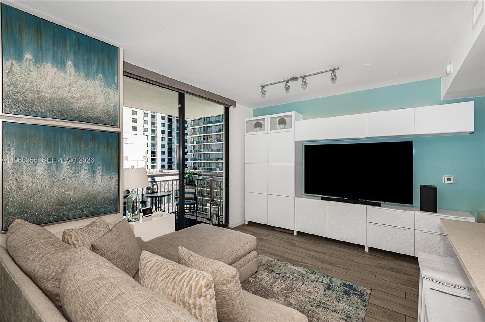 View photos, virtual tours, details... 999 SW 1st Ave 3215