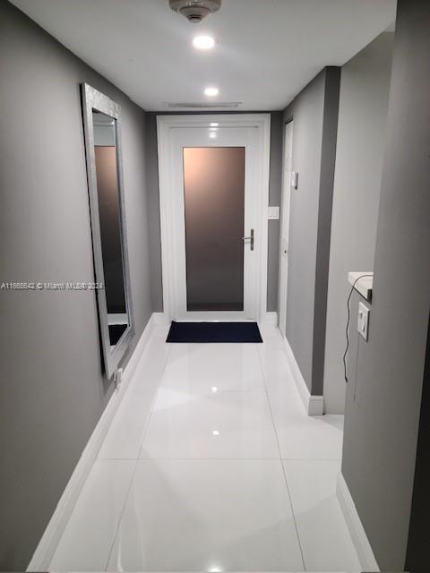 Modern 2 bedrooms, 2 bathrooms ocean-view and Fort Lauderdale city view condo at the 12th floor. Fully renovated with high-end finishes. Features an open dining/living area and private balcony with stunning ovean views.