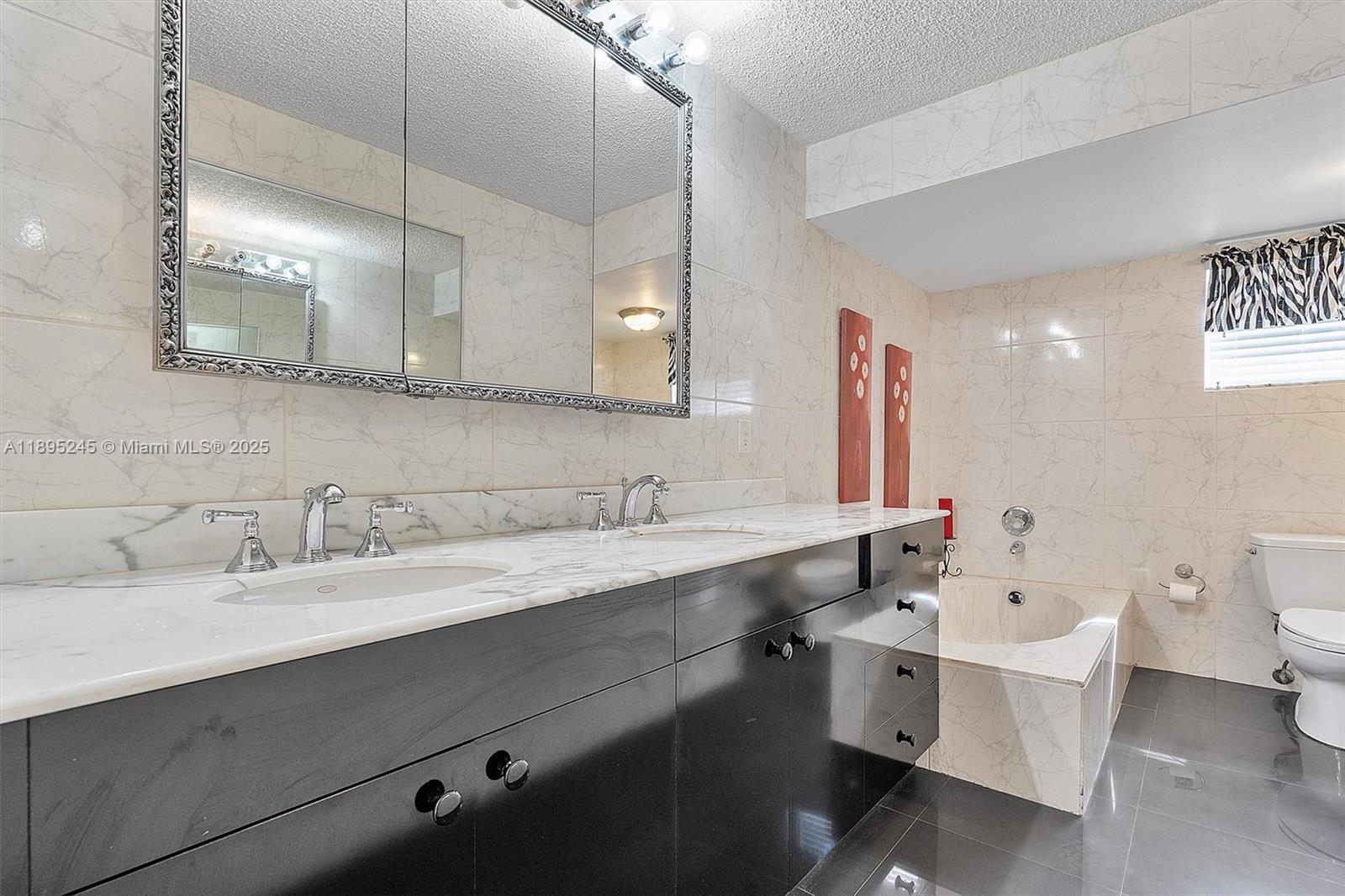 TOWNHOUSES OF VENETIAN PA - Residential Lease