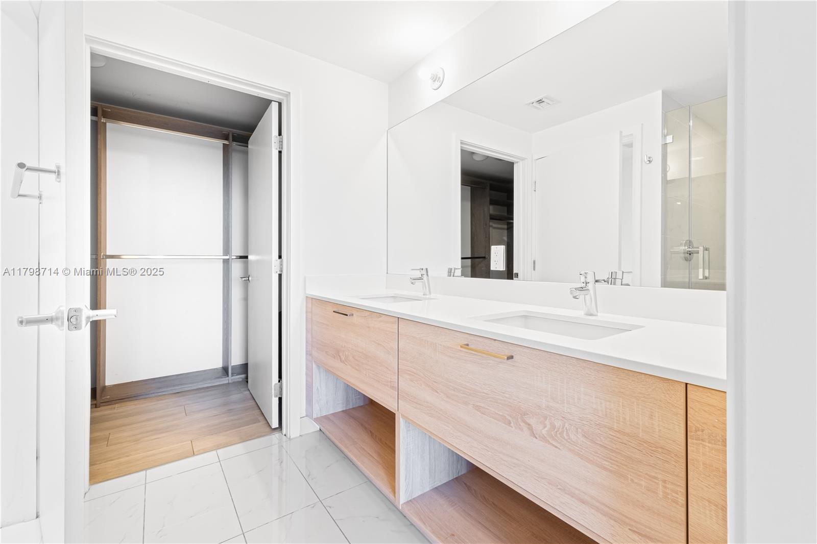 THE HARBOUR NORTH CONDO - Residential