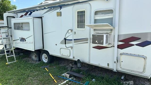 For Rent -RV-Efficiency Fully equipped, kitchenette, bathroom, Ac unit, Space for one person only, requires Deposit and first month move in only. Ready to move in.
