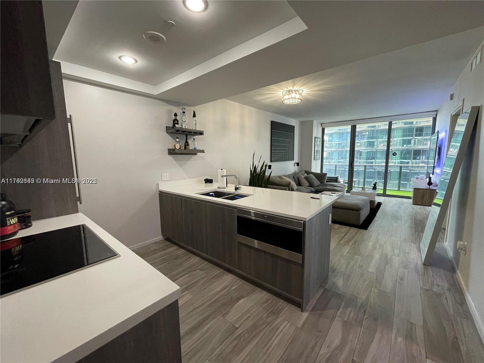 Best priced mid-floor residence at SLS LUX. Spacious floorplan with one bedroom + den and two full bathrooms. Best location in Brickell across the street from Brickell City Center featuring shopping, dining and entertainment. Full service luxury building with private elevators, resort style pool on the 9th floor, fitness center, spa, pool bar, lounge area and private amenities only for residence on the 45th. 46th floor along with additional rooftop pool and jacuzzi.