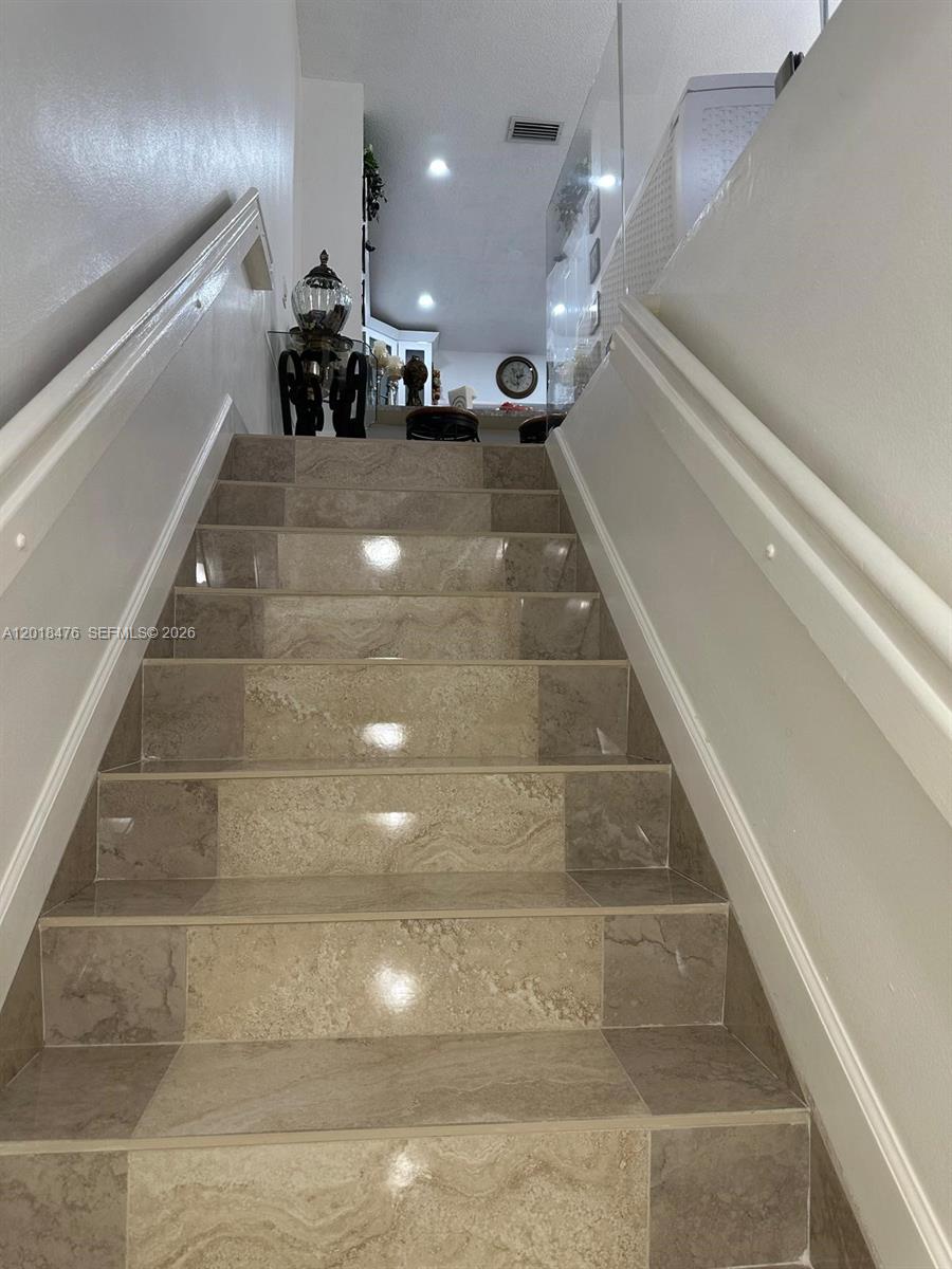 WEST PALM VILLAS III COND - Residential