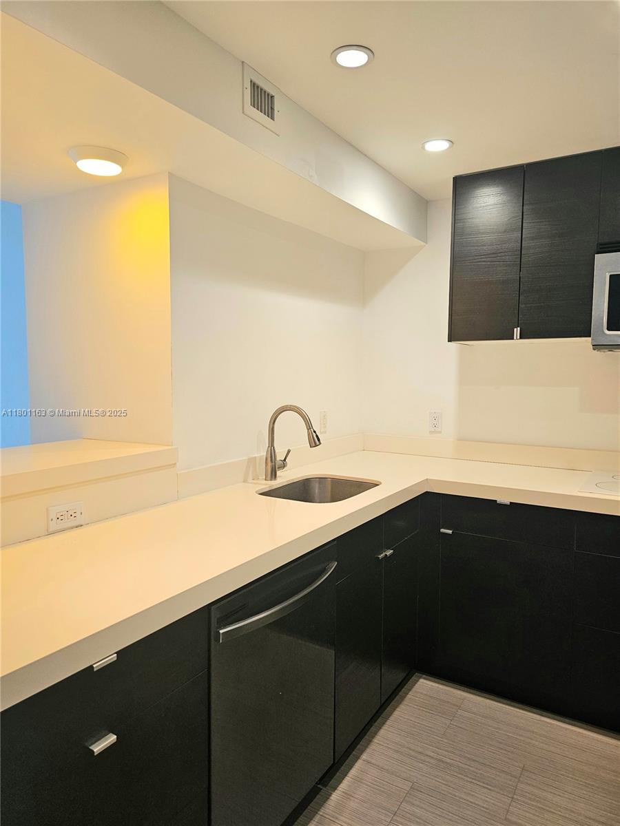 1000 West Ave 715