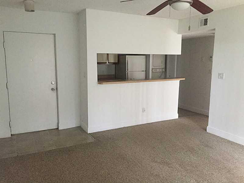 COZY 1/1 UNIT W/STACKABLE WASHER/DRYER INSIDE. COMMUNITY COLSE TO MAJOR HIGHWAYS AND OFFER MANY AMMENITIES, POOL, GYM, TENNIS COURT, BBQ AREA, VOLLEYBALL COURT AND MORE..