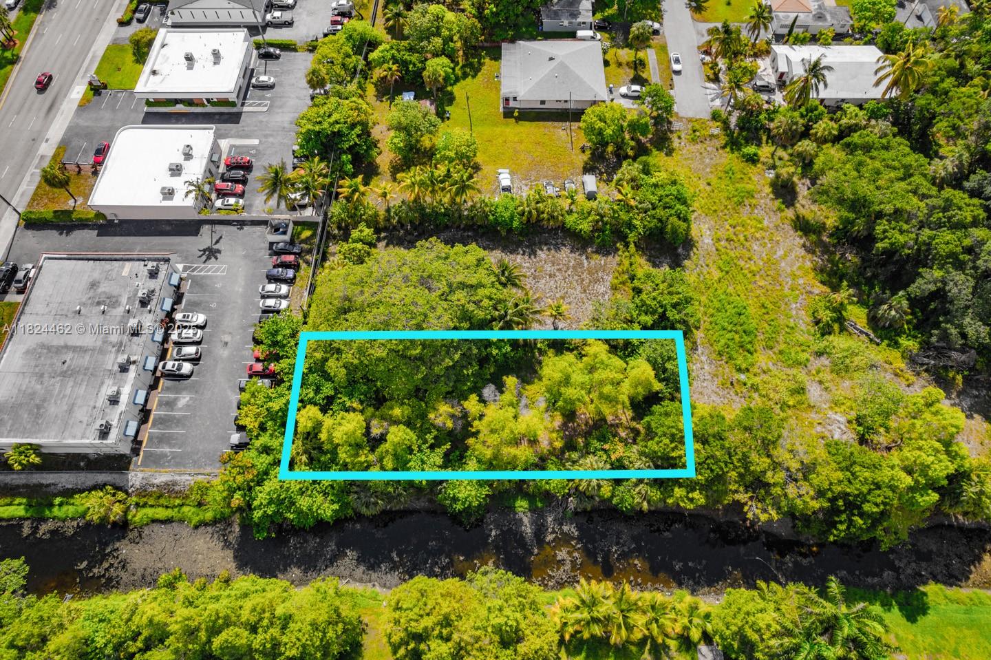 Your new Home will be a perfect fit for this amazing size lot. Over 14,000 sq ft and in an amazing location. Just minutes to I75, Local Shopping and Dining. Suitable to build your first home, vacation home or even your investment home. This amazing lot is in a desirable community and awaits you!
