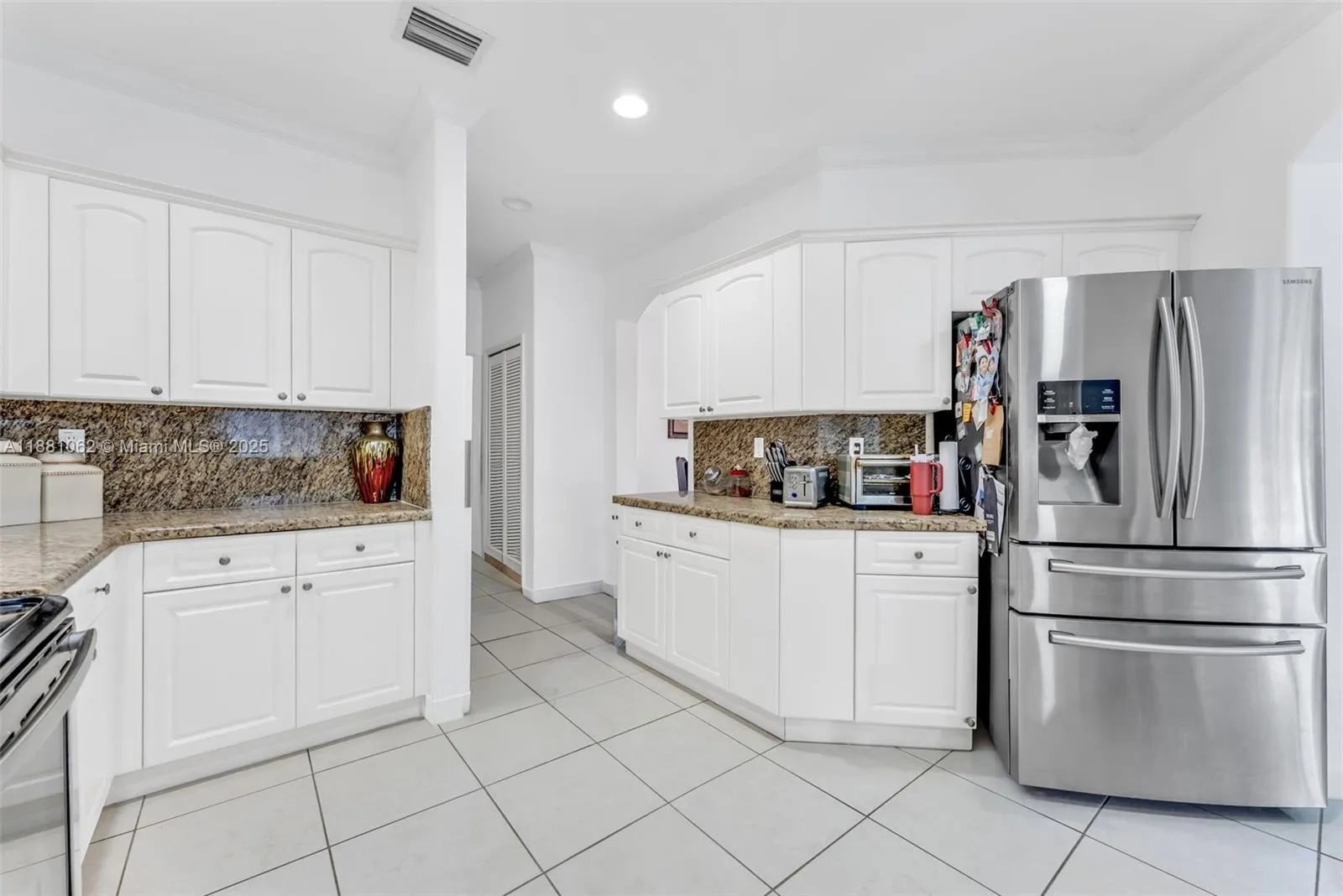 Miami, Florida 33194, United States, 4 Bedrooms Bedrooms, ,3 BathroomsBathrooms,Residential,Active,212538