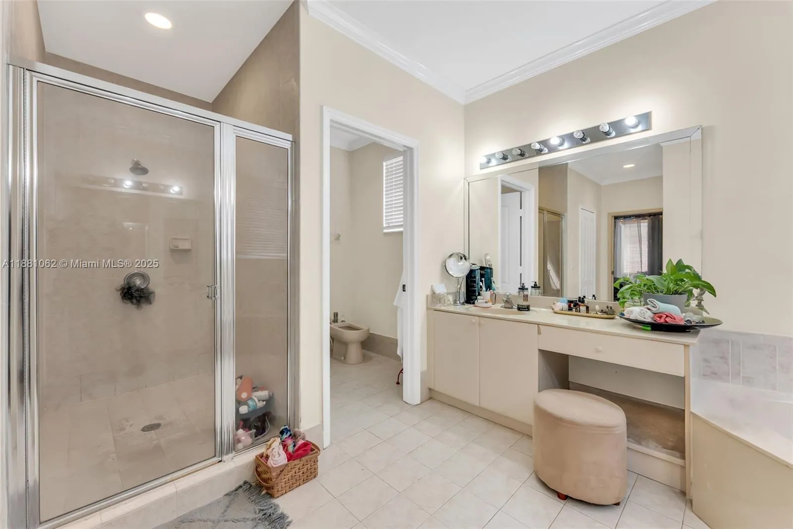 Miami, Florida 33194, United States, 4 Bedrooms Bedrooms, ,3 BathroomsBathrooms,Residential,Active,212538