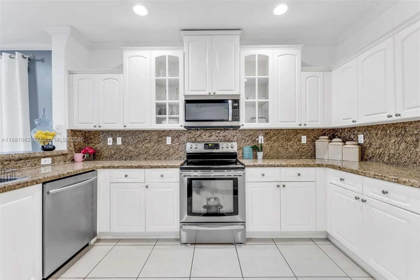 Miami, Florida 33194, United States, 4 Bedrooms Bedrooms, ,3 BathroomsBathrooms,Residential,Active,212538