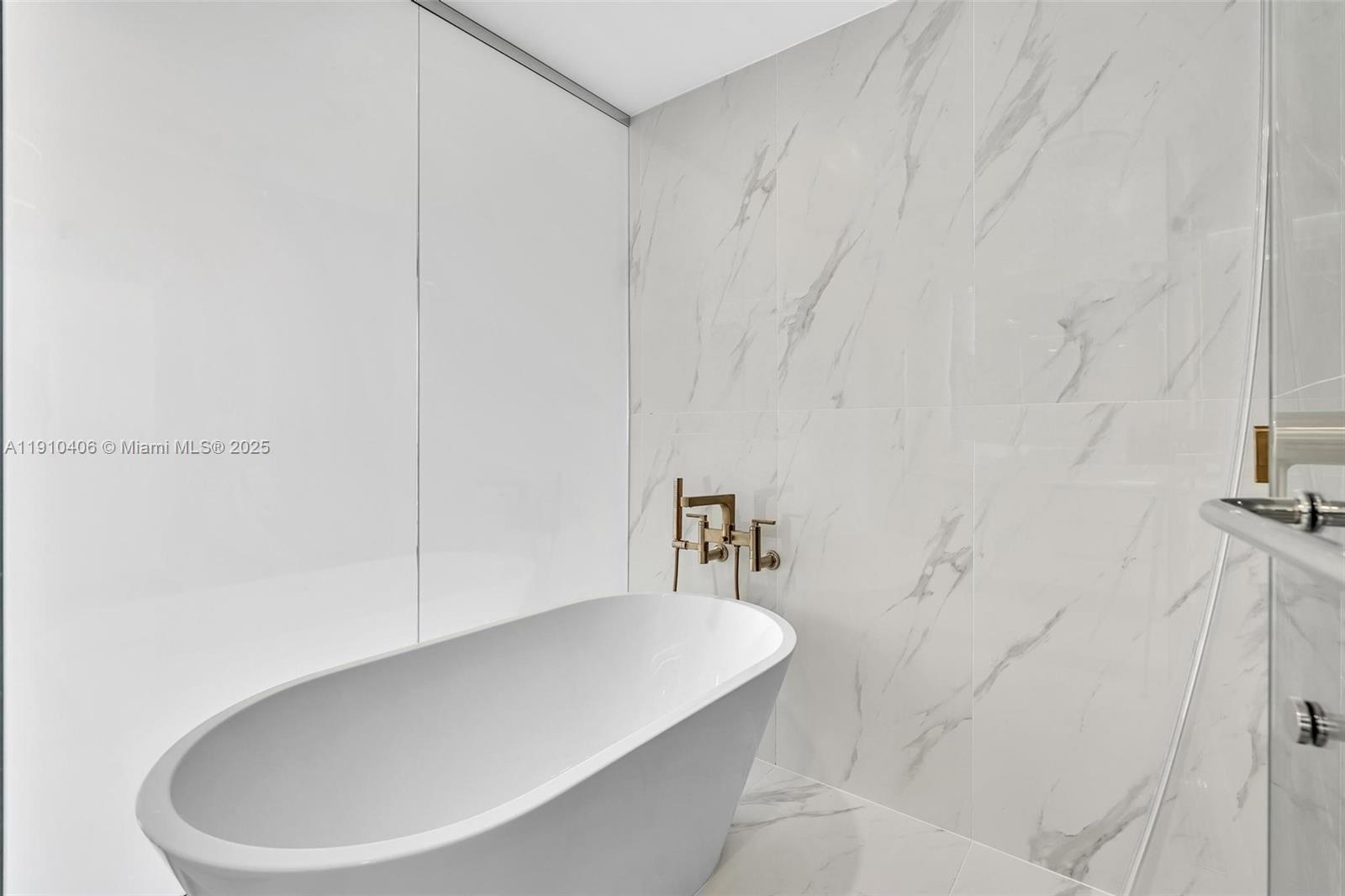 ARIA RESERVE SOUTH CONDO - Residential Lease