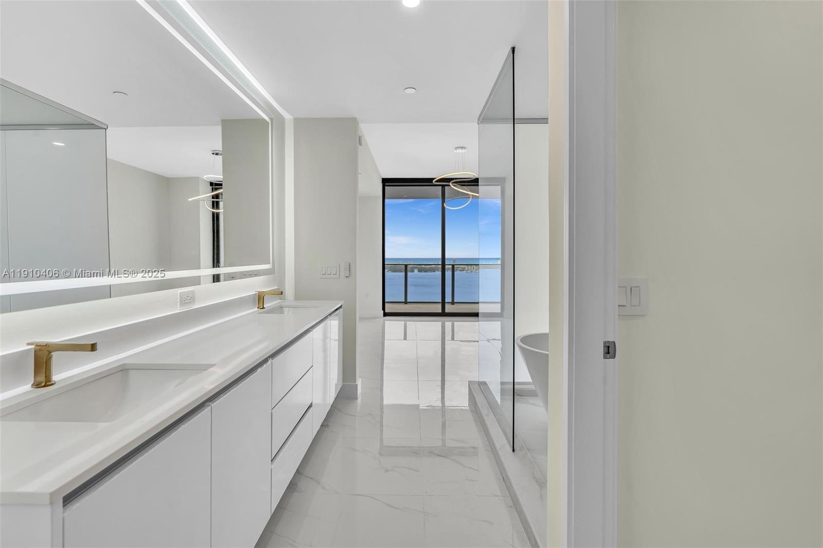 ARIA RESERVE SOUTH CONDO - Residential Lease