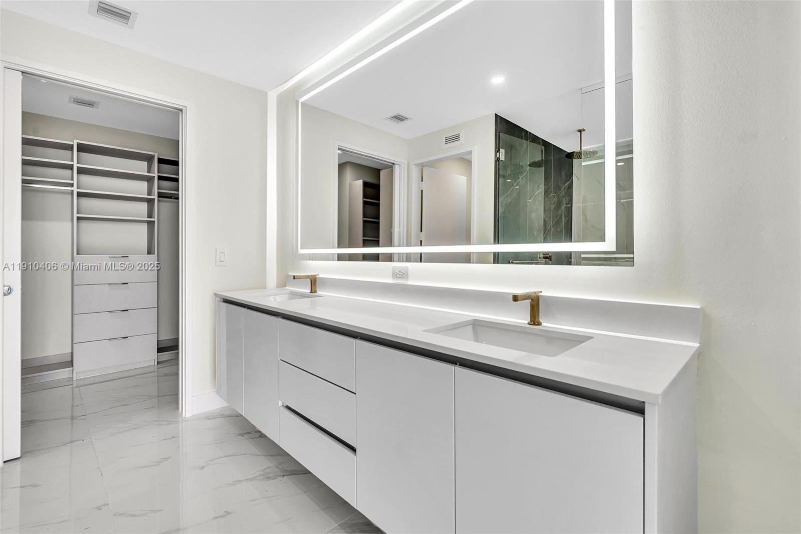 ARIA RESERVE SOUTH CONDO - Residential Lease