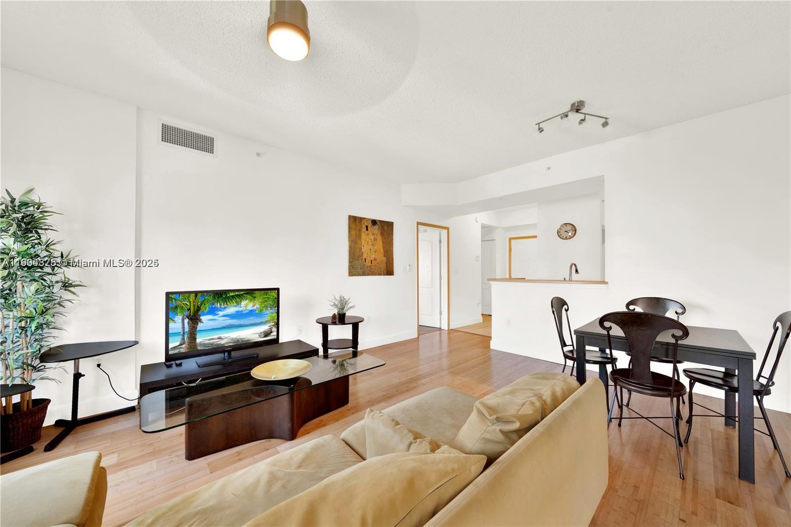 VALENCIA CONDO - Residential