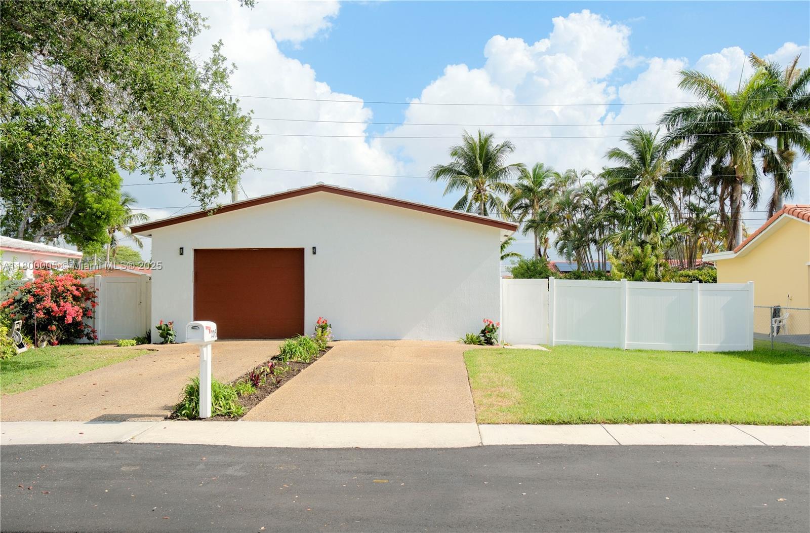 Property for Sale at 205 Se 4th St, Dania Beach, Miami-Dade County, Florida - Bedrooms: 2 
Bathrooms: 2  - $484,900