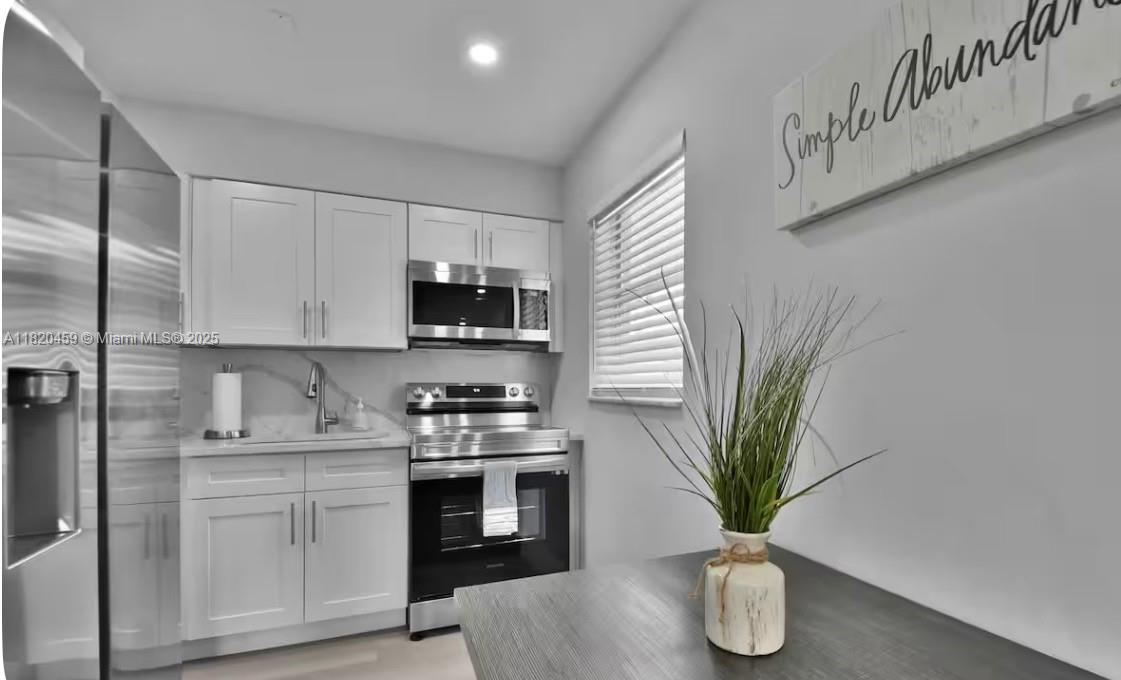 708 Sw 16th Ave 4, Fort Lauderdale, Broward County, Florida - 2 Bedrooms  
1 Bathrooms - 