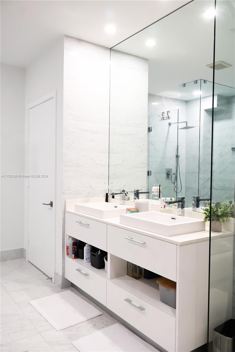 PARAISO BAY CONDO - Residential Lease