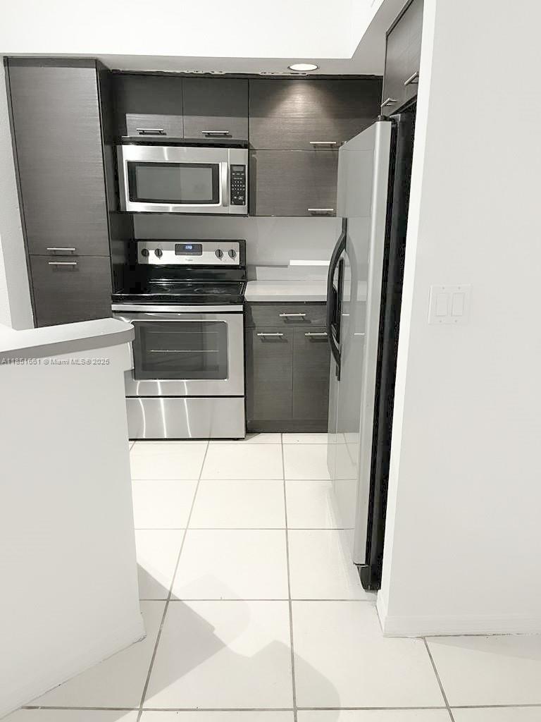 Beautiful property 1 bedroom, 1 bathroom condo located in Coral Key. Features spacious living area, full size washer and dryer and lake view. Complex has 2 pools, tennis court. Association Requires a minimum credit score of 620
*MOVE IN WITH JUST FIRST MONTH AND SECURITY DEPOSIT*