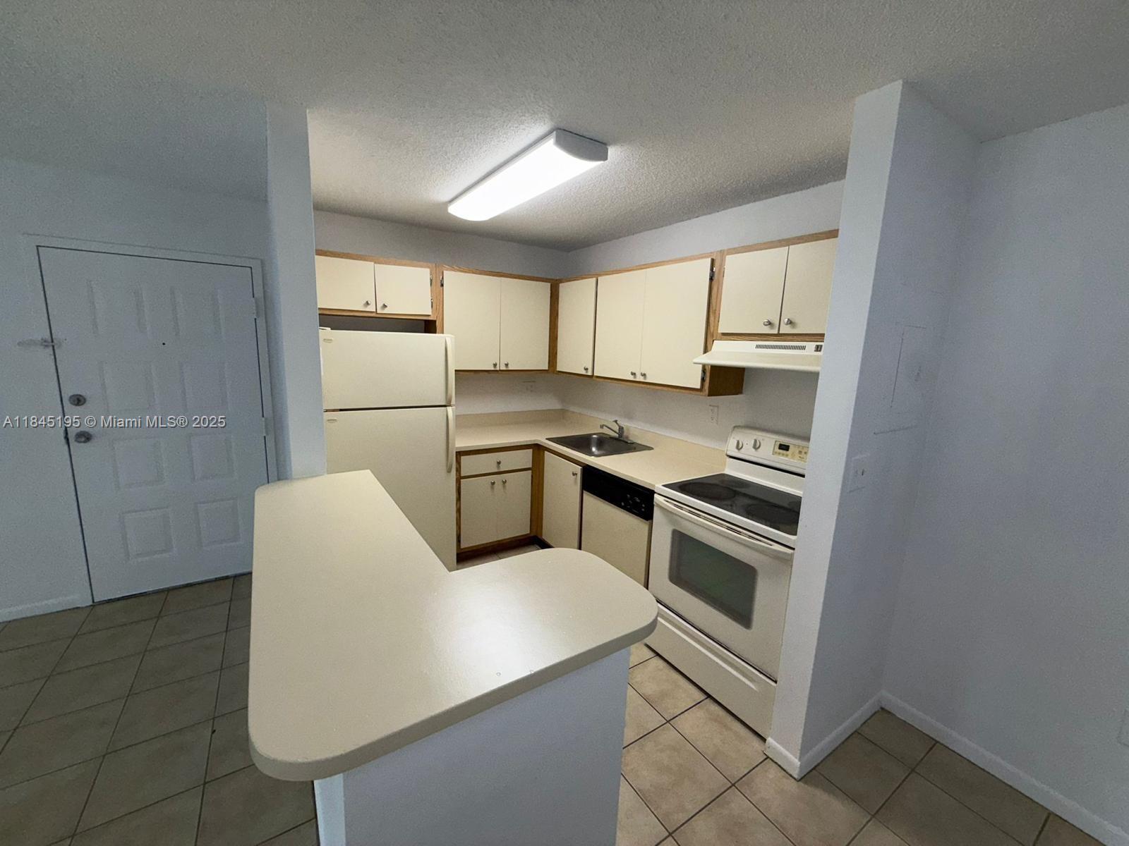 Amazing 2 bedrooms and 2 bathrooms apartment located in the gated community of Villa Bellini, second floor unit with tennis courts and pool view from balcony !
All tile floors on common areas and wood laminated in bedrooms, updated bathrooms, freshly painted, open kitchen, washer and dryer inside the unit !