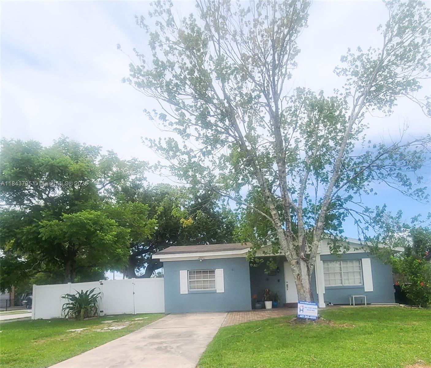For Rent 4 Bedroom Home in Kissimmee no HOA. Spacious single family house in a corner lot. Brand new kitchen with stainless steel appliances, porcelain and laminate wood flooring. Washer & Dryer inside. Fully fenced backyard with vinyl fencing. Backyard Shed for additional storage. Covered porch with pergola. Minutes away from Thacker Elementary school, Osceola Regional Medical Center, downtown Kissimmee. Closed to Valencia College, The Loop, 417, Turnpike. 25 minutes away from Orlando Universal Studios and new EPIC park. Disney 30 minutes away.
