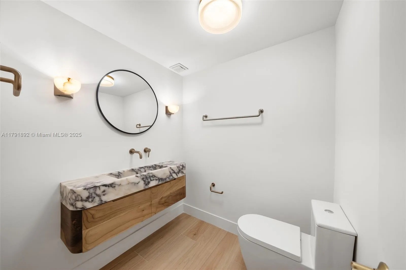 Miami Beach, Florida 33140, United States, 3 Bedrooms Bedrooms, ,3 BathroomsBathrooms,Residential,Active,122490