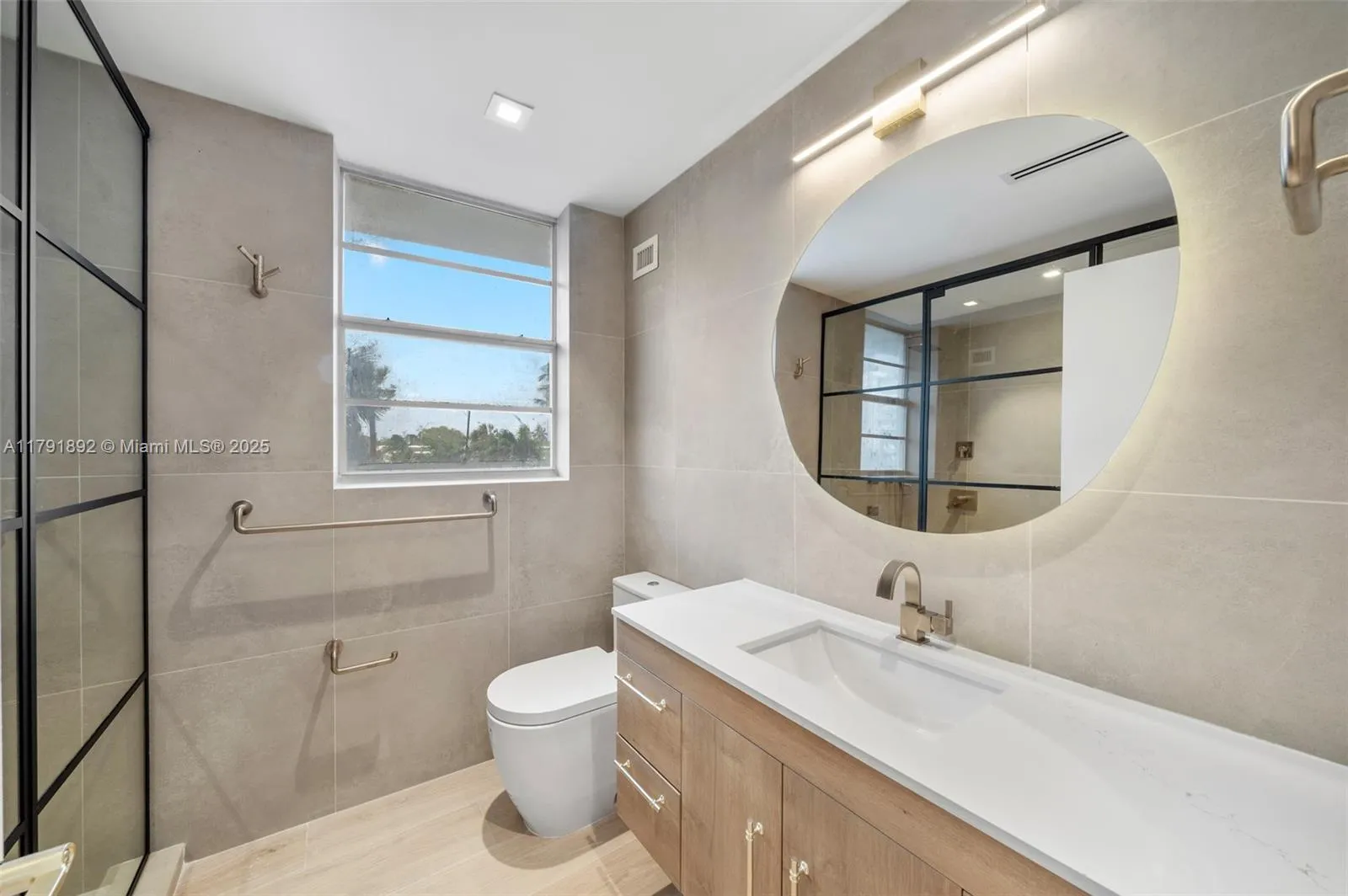 Miami Beach, Florida 33140, United States, 3 Bedrooms Bedrooms, ,3 BathroomsBathrooms,Residential,Active,122490