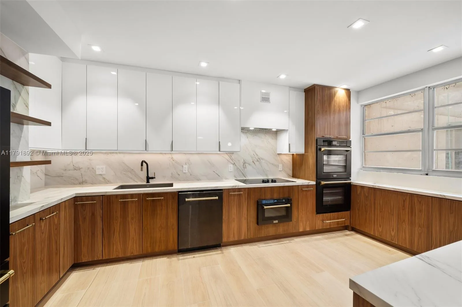 Miami Beach, Florida 33140, United States, 3 Bedrooms Bedrooms, ,3 BathroomsBathrooms,Residential,Active,122490