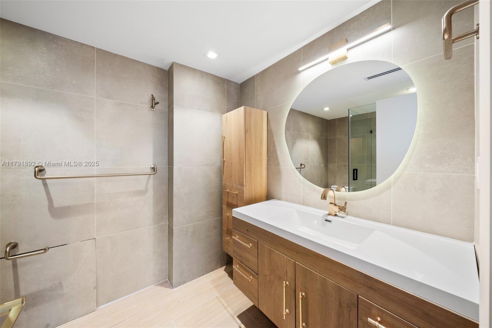 IMPERIAL HOUSE CONDO - Residential