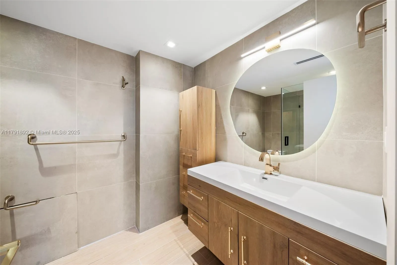 Miami Beach, Florida 33140, United States, 3 Bedrooms Bedrooms, ,3 BathroomsBathrooms,Residential,Active,122490