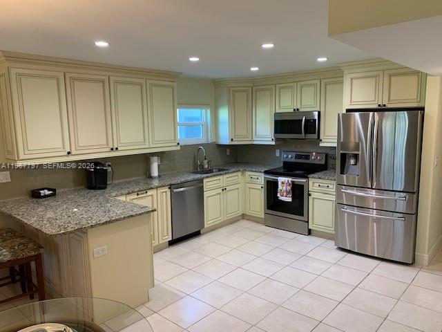 VILLAS ON THE GREEN CONDO - Residential Lease