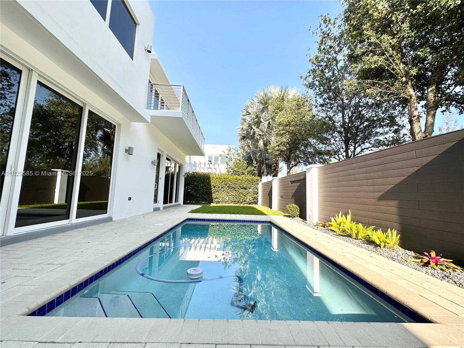 DORAL COMMONS RESIDENTIAL - Residential Lease