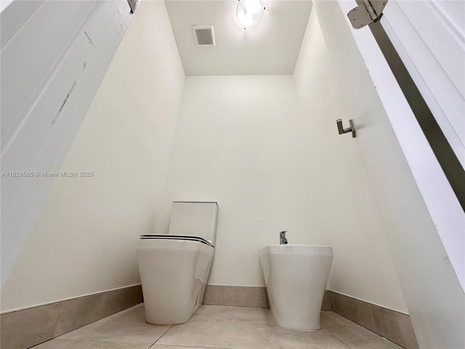 DORAL COMMONS RESIDENTIAL - Residential Lease