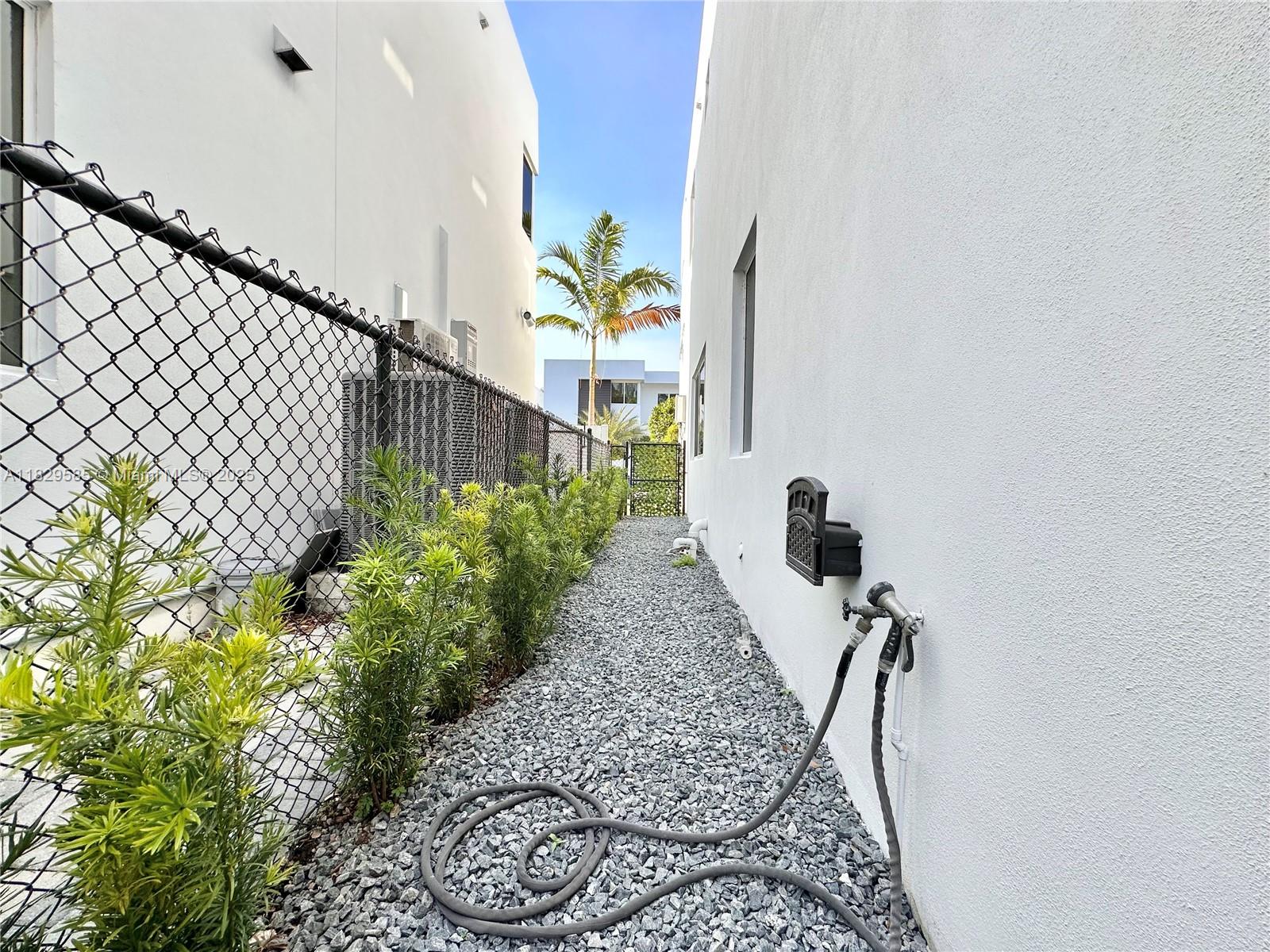 DORAL COMMONS RESIDENTIAL - Residential Lease