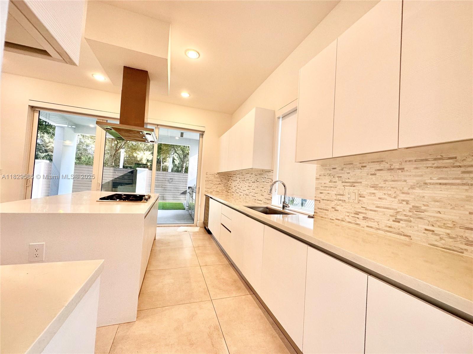 DORAL COMMONS RESIDENTIAL - Residential Lease