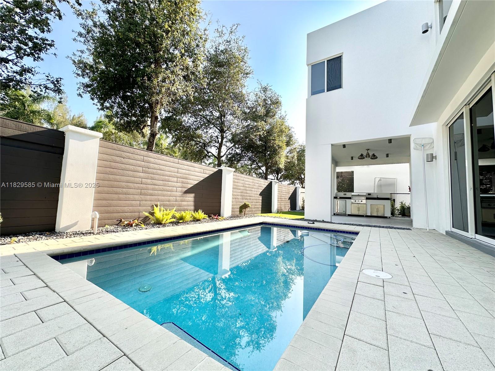 DORAL COMMONS RESIDENTIAL - Residential Lease