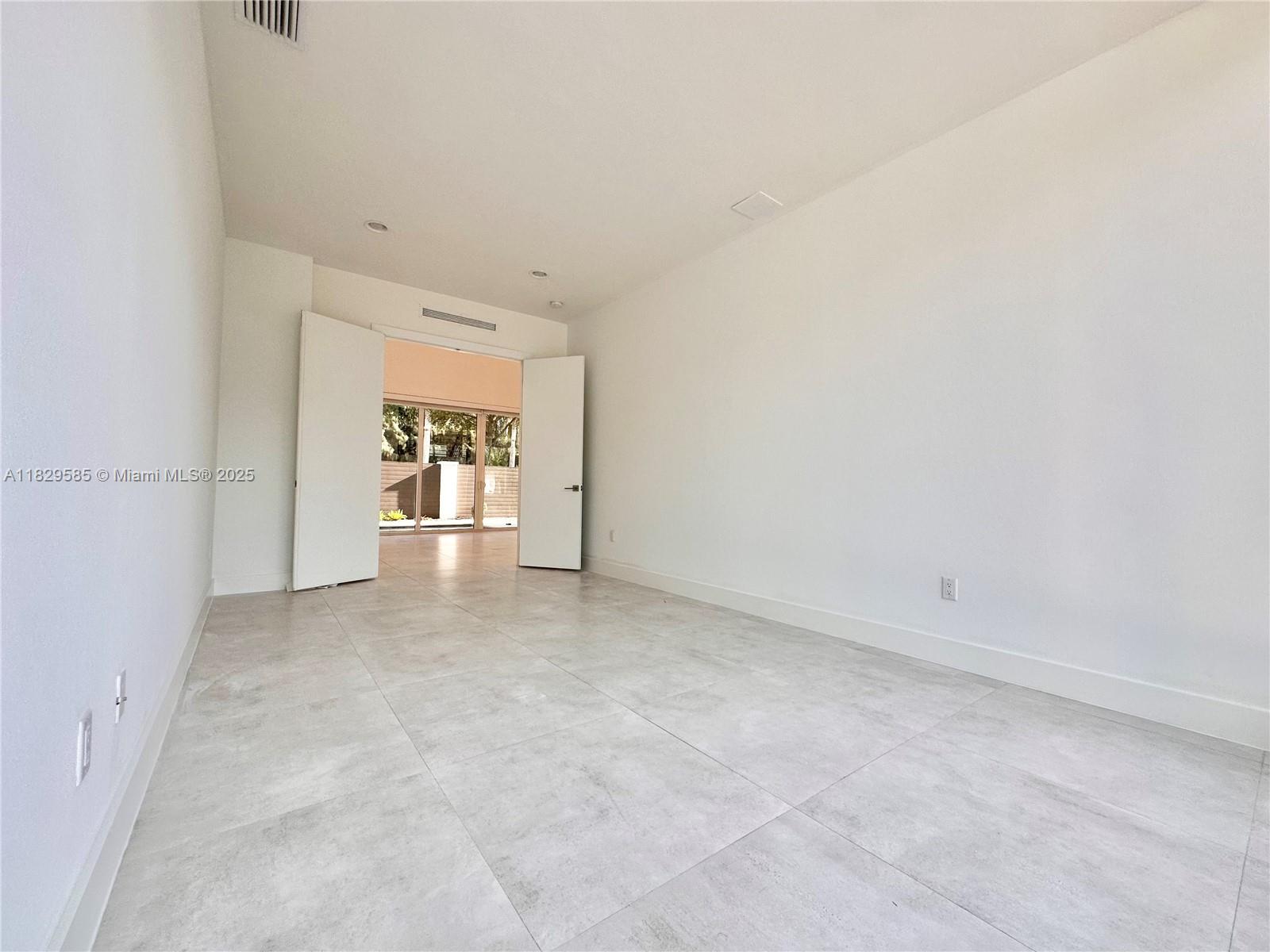 DORAL COMMONS RESIDENTIAL - Residential Lease