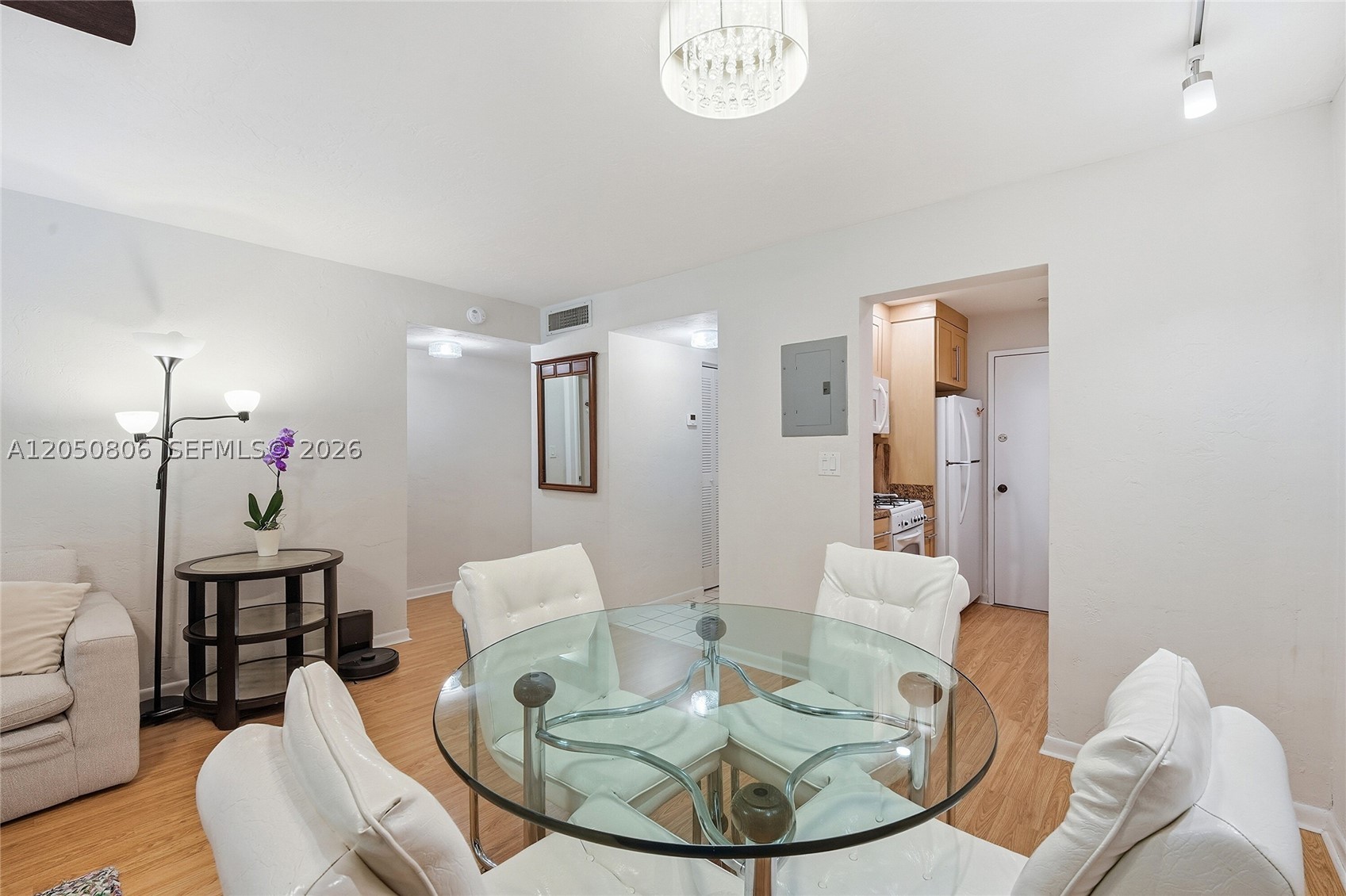 1205 Mariposa Ave 403