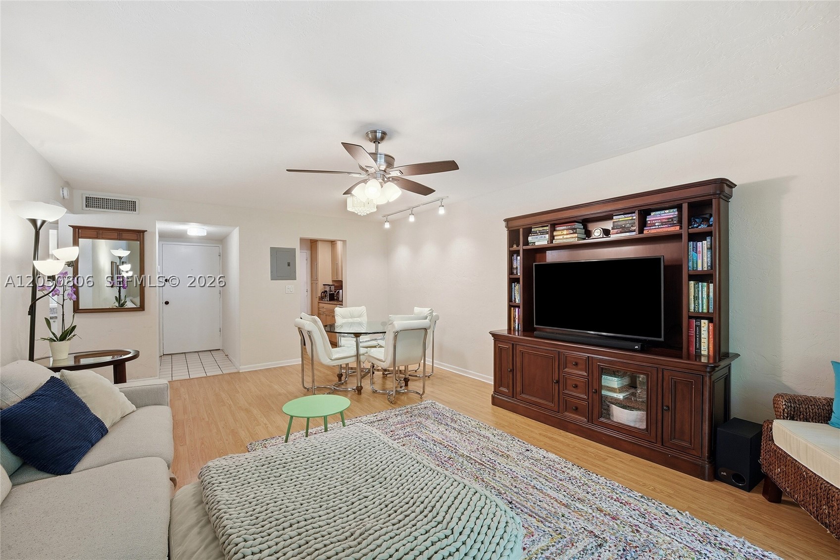 1205 Mariposa Ave 403
