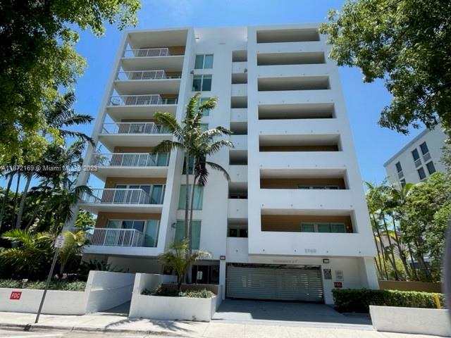 Beautiful unit in Boutique building in Coconut Grove. Spacious one bedroom/one bathroom with washer/dryer inside the unit. Impact Windows. Quartz counter top and wood cabinets. One assigned parking space and plenty of street parking for guests. Walk to the Metro Station, various nearby parks or downtown Coconut Grove and CocoWalk. Very Centrally Located and just a short drive to Coral Gables, Downtown Miami, Brickell and Miami Beach. Pets welcome. Roof top pool with amazing views. Walking distance to Flannigans and Berries Restaurant and Bar.