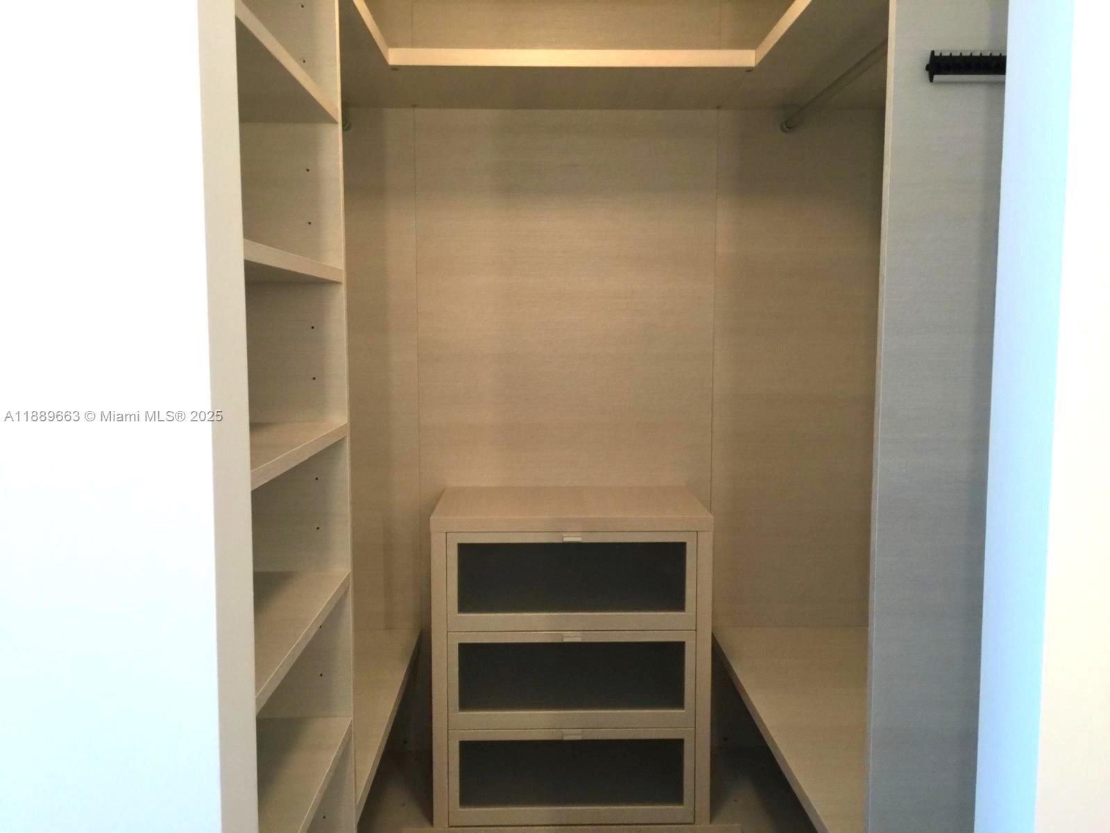 REACH CONDO - Residential