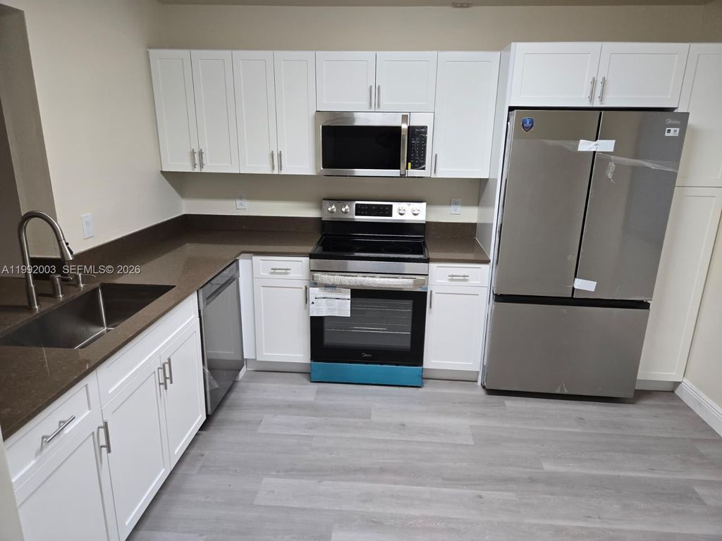 Photo of 302 Lakeview Dr #E, Royal Palm Beach, FL 33411 (MLS # A11992003)