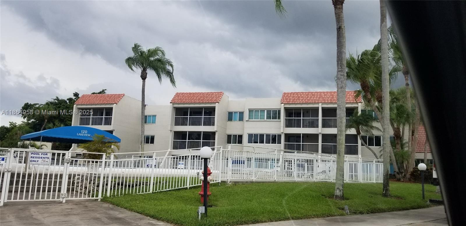 Welcome to this bright and spacious 2-bedroom apartment offering over 1,000 sq. ft. of living space in the highly desirable Racquet Club community.
Residents enjoy access to resort-style amenities, including a swimming pool, tennis courts, and much more, all within a relaxed and well-maintained environment.
Perfectly located near shopping, dining, and major highways, this home combines comfort, convenience, and a serene lifestyle.
Schedule your private showing today!
